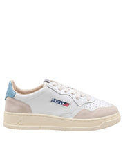AUTRY MEDALIST LOW LEATHER AND SUEDE SNEAKERS IN WHITE AND LIGHT BLUE