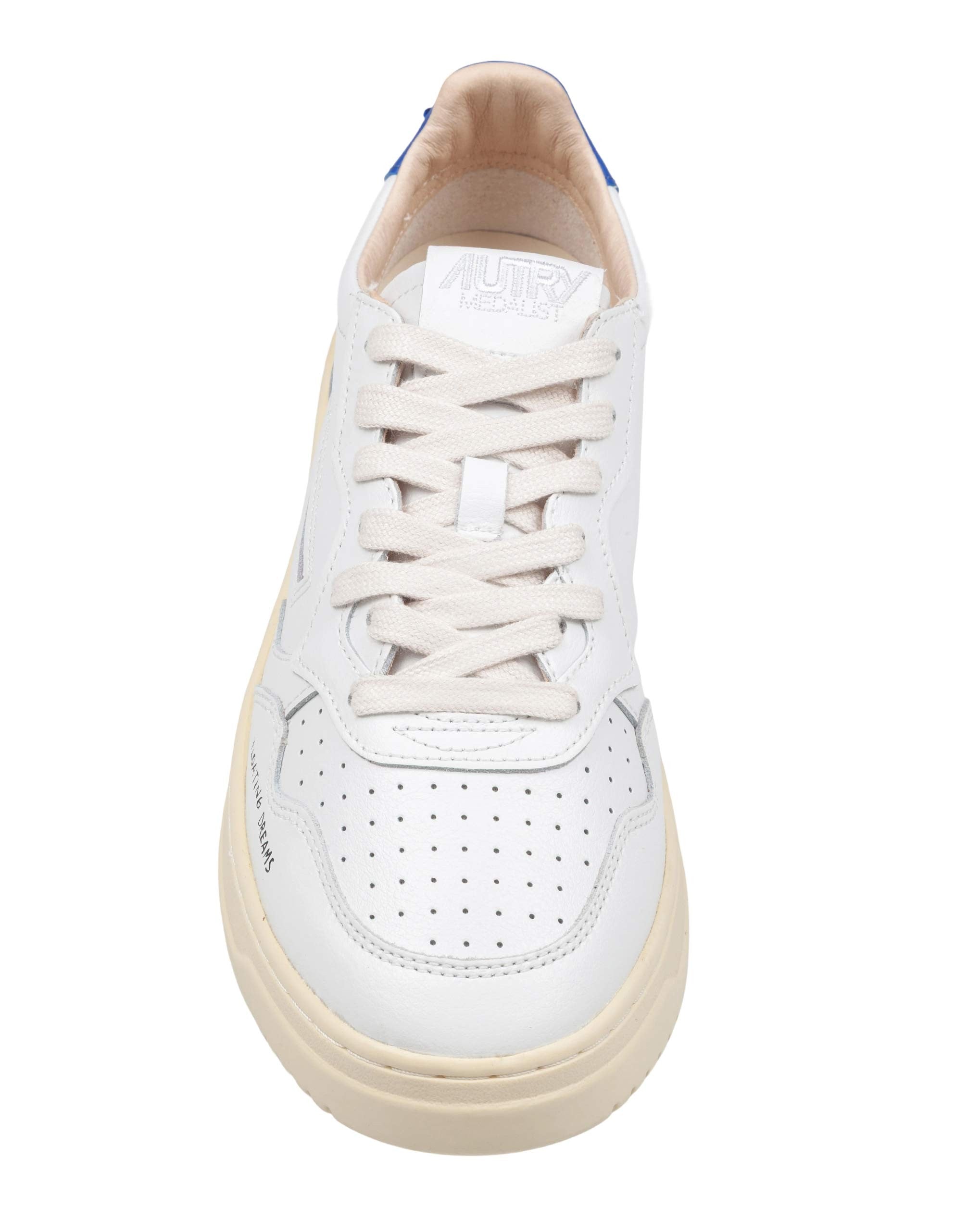 AUTRY MEDALIST LOW LEATHER SNEAKERS IN WHITE AND BLUE