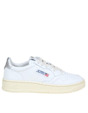 AUTRY MEDALIST LOW LEATHER SNEAKERS IN WHITE AND SILVER