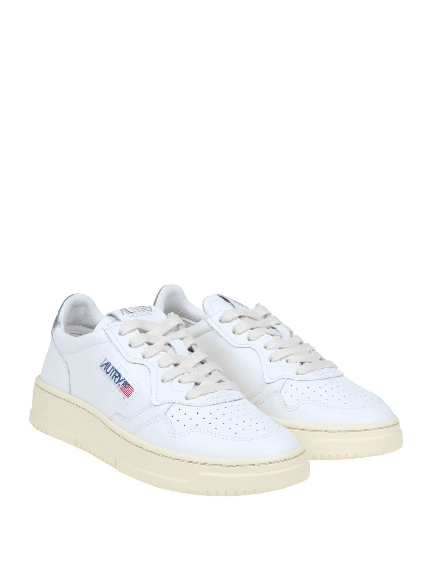 AUTRY MEDALIST LOW LEATHER SNEAKERS IN WHITE AND SILVER