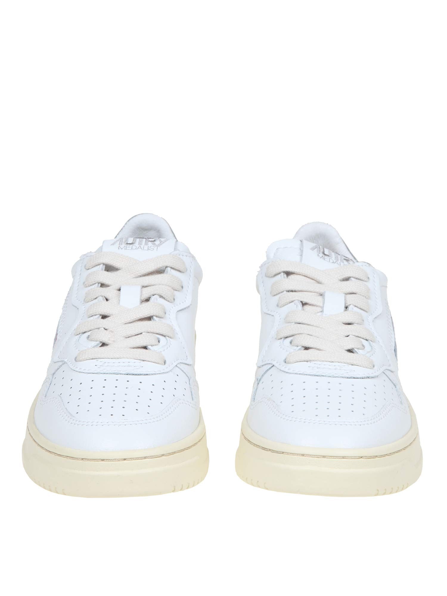 AUTRY MEDALIST LOW LEATHER SNEAKERS IN WHITE AND SILVER