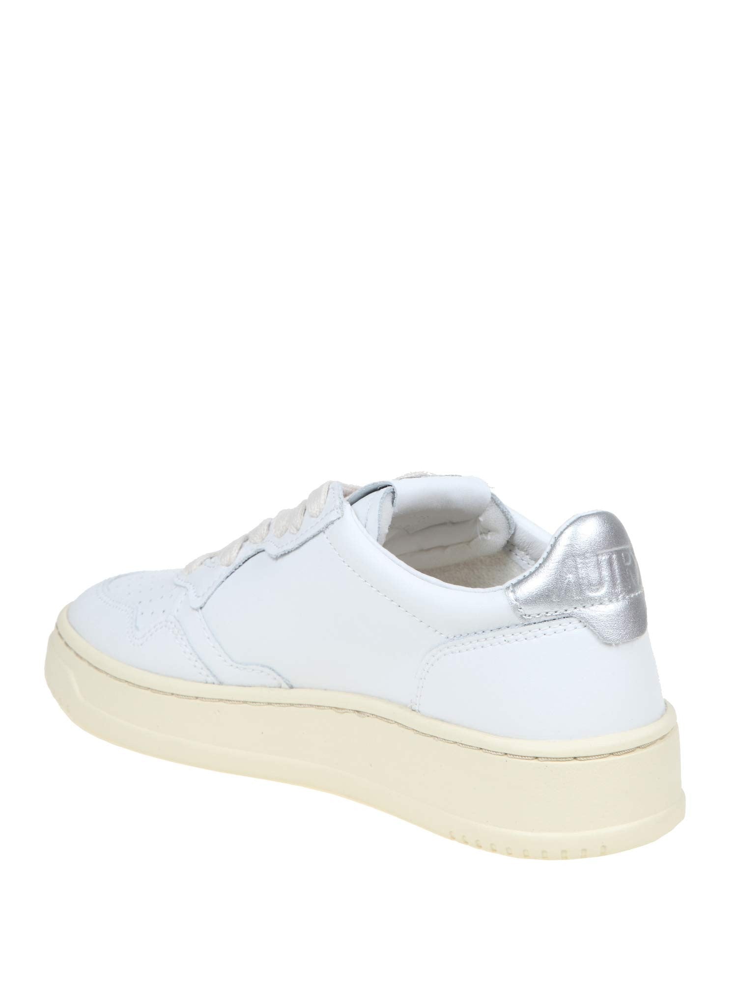 AUTRY MEDALIST LOW LEATHER SNEAKERS IN WHITE AND SILVER