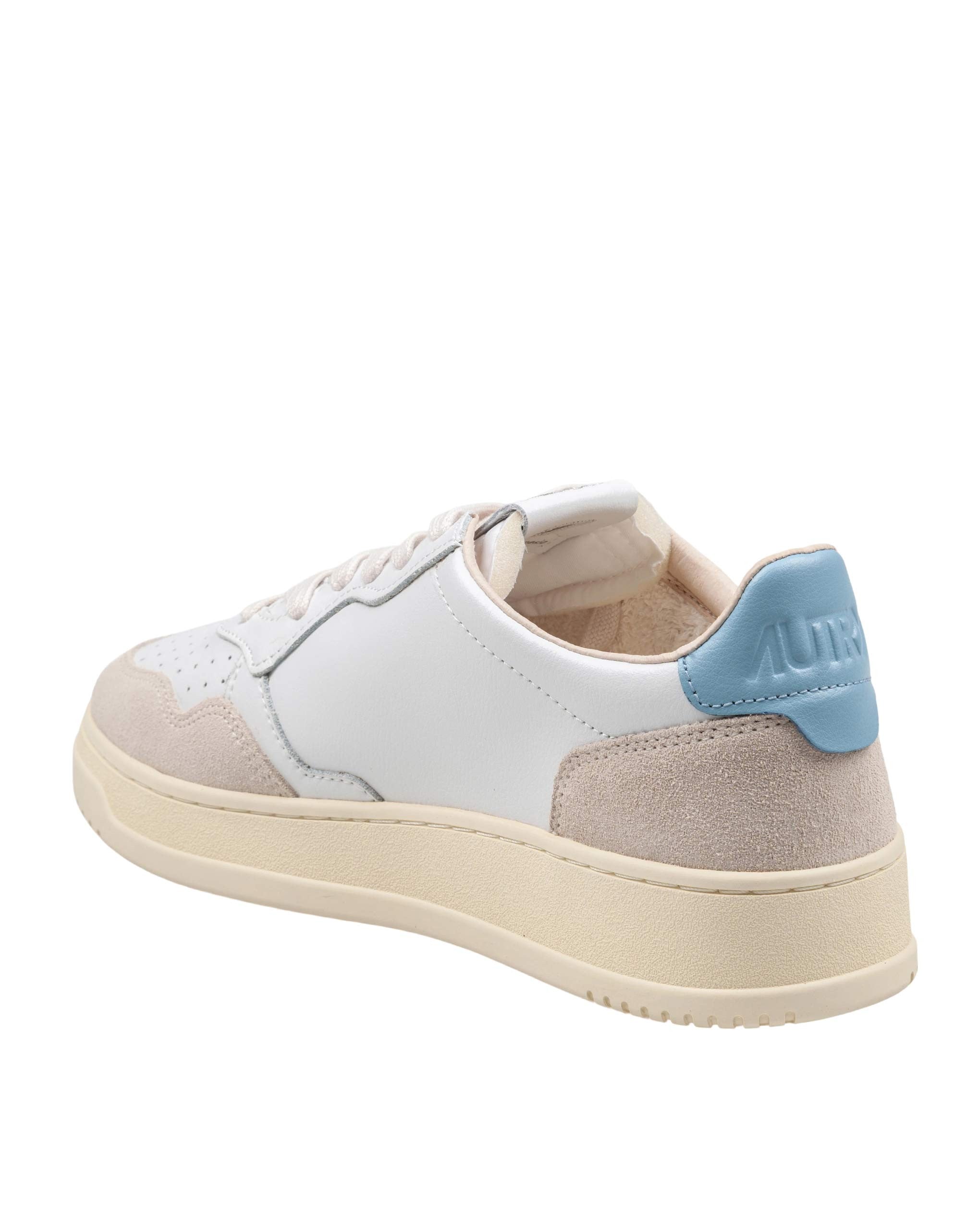 AUTRY MEDALIST LOW LEATHER AND SUEDE SNEAKERS IN WHITE AND LIGHT BLUE